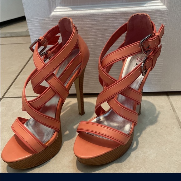 Strapping Peach 5 inch platform heels - Picture 2 of 2